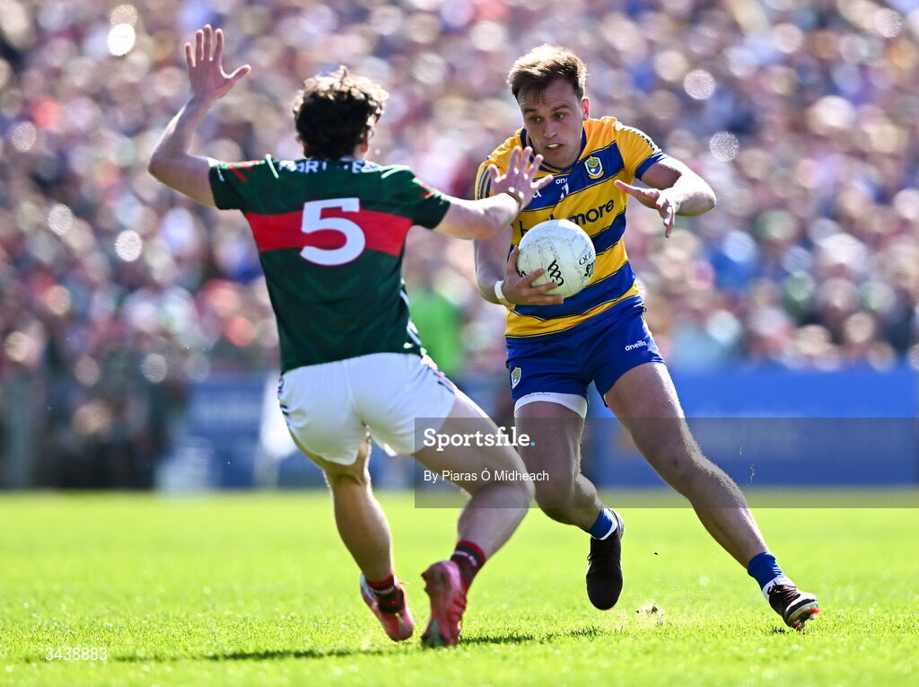 26 April 2026; Enda Smith of Roscommon in action against Sam Callinan of Mayo during the Connacht GAA Football Senior Championship semi-final match between Mayo and Roscommon at Hastings Insurance MacHale Park in Castlebar, Mayo. Photo by Piaras Ó Mídheach/Sportsfile