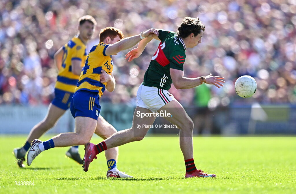 26 April 2026; Sam Callinan of Mayo in action against Colm Neary of Roscommon during the Connacht GAA Football Senior Championship semi-final match between Mayo and Roscommon at Hastings Insurance MacHale Park in Castlebar, Mayo. Photo by Piaras Ó Mídheach/Sportsfile