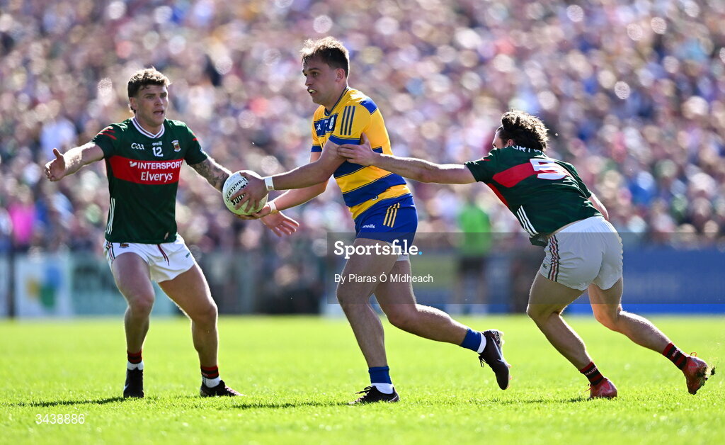 26 April 2026; Enda Smith of Roscommon in action against Jordan Flynn, left, and Sam Callinan of Mayo during the Connacht GAA Football Senior Championship semi-final match between Mayo and Roscommon at Hastings Insurance MacHale Park in Castlebar, Mayo. Photo by Piaras Ó Mídheach/Sportsfile
