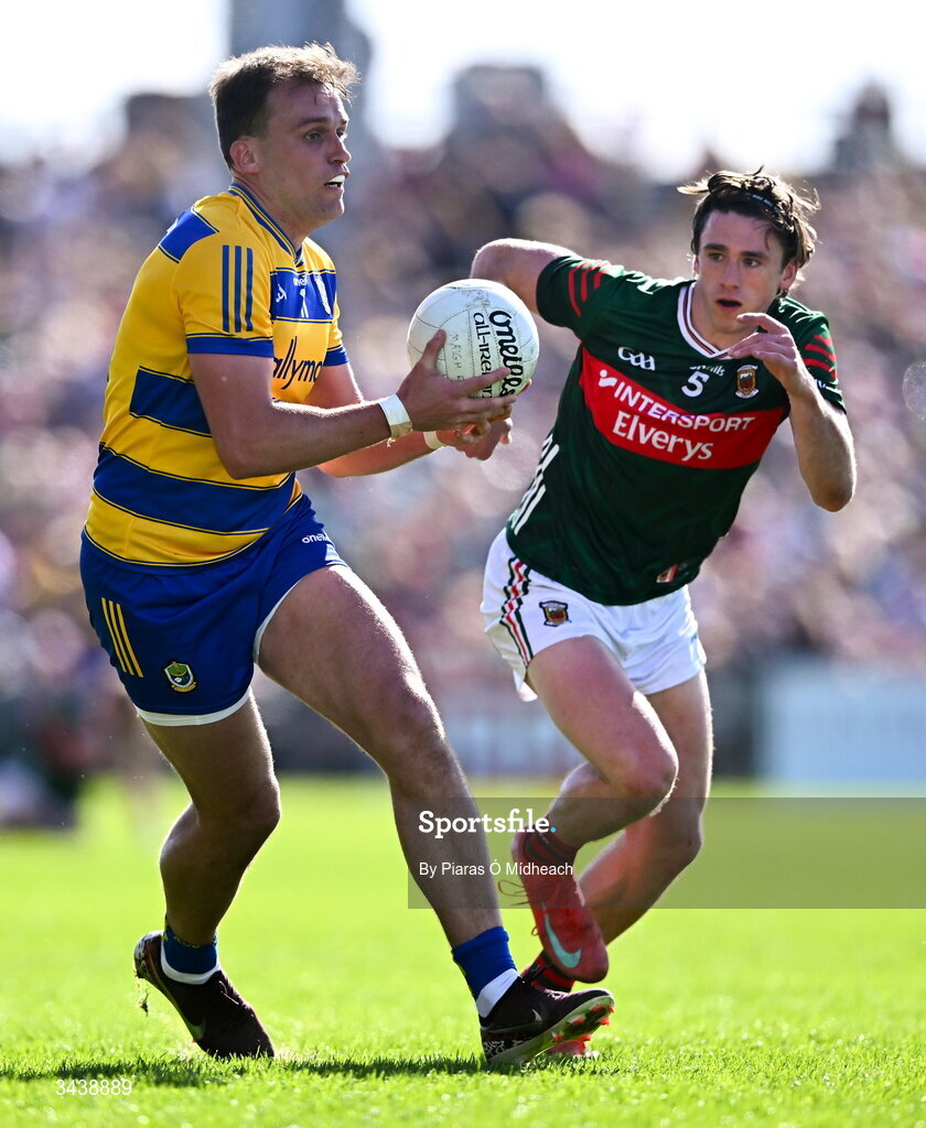 26 April 2026 ;Enda Smith of Roscommon in action against Sam Callinan of Mayo during the Connacht GAA Football Senior Championship semi-final match between Mayo and Roscommon at Hastings Insurance MacHale Park in Castlebar, Mayo. Photo by Piaras Ó Mídheach/Sportsfile