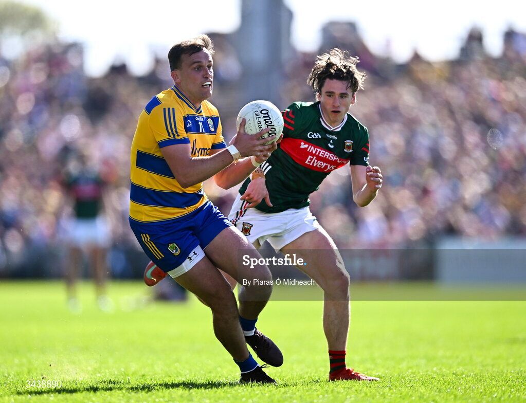 26 April 2026 ;Enda Smith of Roscommon in action against Sam Callinan of Mayo during the Connacht GAA Football Senior Championship semi-final match between Mayo and Roscommon at Hastings Insurance MacHale Park in Castlebar, Mayo. Photo by Piaras Ó Mídheach/Sportsfile