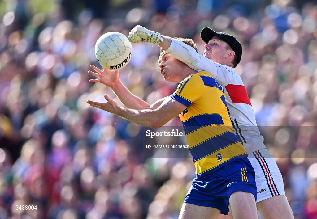 26 April 2026; Darragh Heneghan of Roscommon is tackled by Mayo goalkeeper Robert Hennelly during the Connacht GAA Football Senior Championship semi-final match between Mayo and Roscommon at Hastings Insurance MacHale Park in Castlebar, Mayo. Photo by Piaras Ó Mídheach/Sportsfile