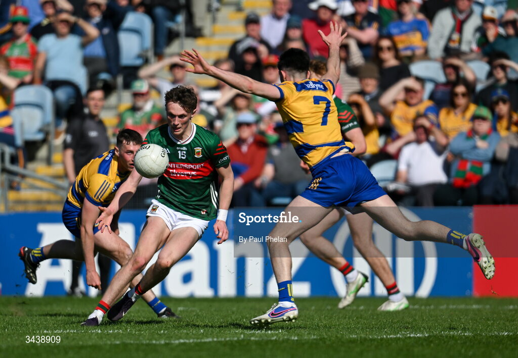 26 April 2026; Kobe McDonald of Mayo dummies past Senan Lambe of Roscommon during the Connacht GAA Football Senior Championship semi-final match between Mayo and Roscommon at Hastings Insurance MacHale Park in Castlebar, Mayo. Photo by Paul Phelan/Sportsfile