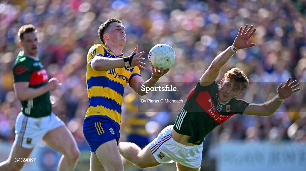 26 April 2026; Dylan Ruane of Roscommon handpasses the ball over the ball for a point, under pressure from Jack Carney of Mayo, during the Connacht GAA Football Senior Championship semi-final match between Mayo and Roscommon at Hastings Insurance MacHale Park in Castlebar, Mayo. Photo by Piaras Ó Mídheach/Sportsfile