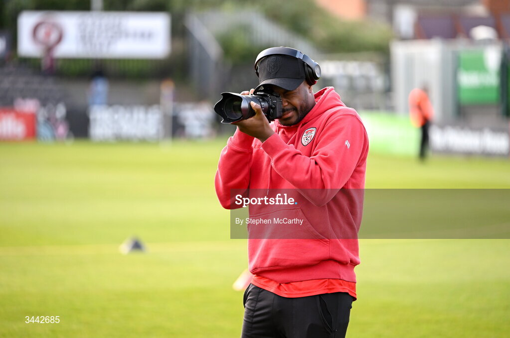1 May 2026; Dipo Akinyemi of Derry City uses a camera before the SSE Airtricity Men's Premier Division match between Bohemians and Derry City at Dalymount Park in Dublin. Photo by Stephen McCarthy/Sportsfile