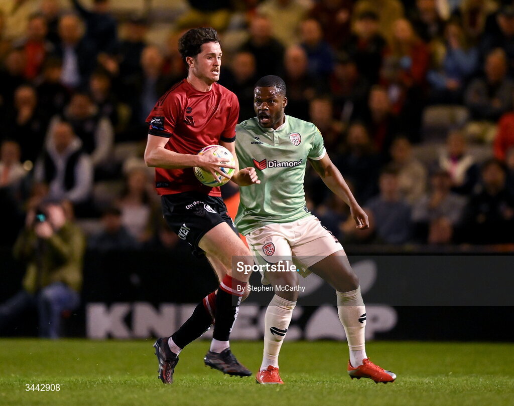 1 May 2026; Dipo Akinyemi of Derry City watches as Patrick Hickey of Bohemians collects the ball during the SSE Airtricity Men's Premier Division match between Bohemians and Derry City at Dalymount Park in Dublin. Photo by Stephen McCarthy/Sportsfile
