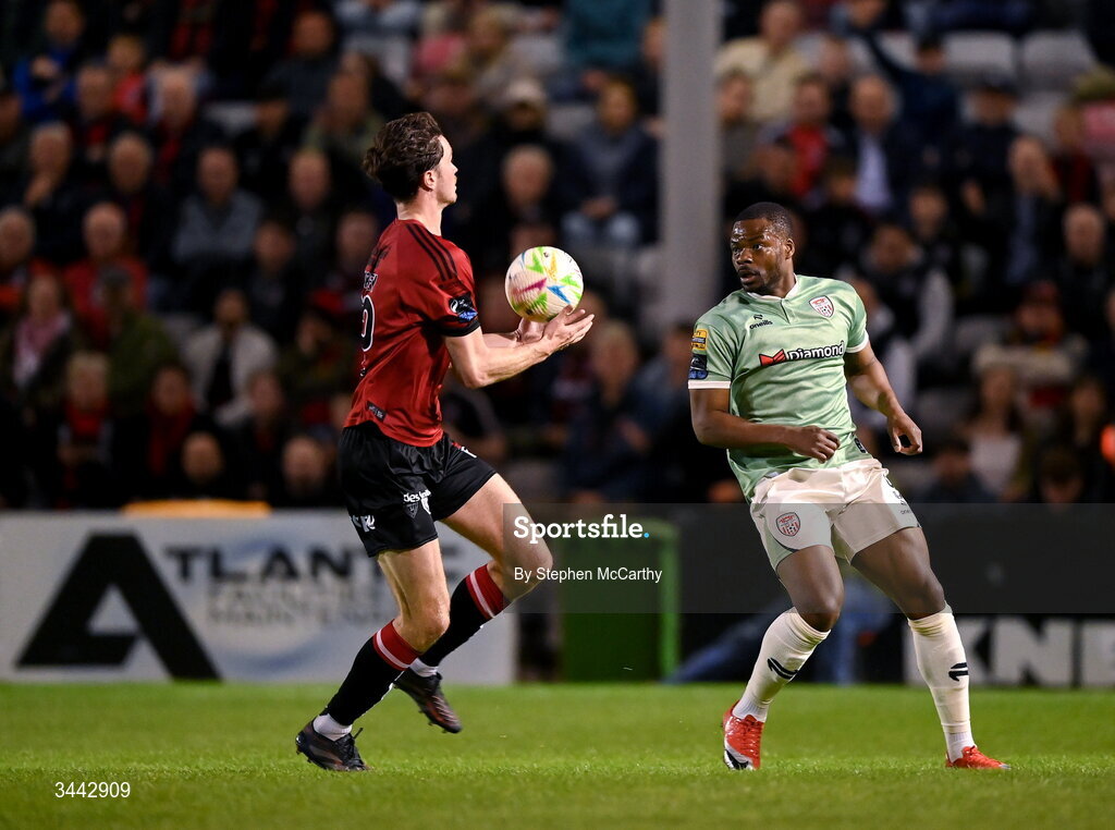 1 May 2026; Dipo Akinyemi of Derry City watches as Patrick Hickey of Bohemians collects the ball during the SSE Airtricity Men's Premier Division match between Bohemians and Derry City at Dalymount Park in Dublin. Photo by Stephen McCarthy/Sportsfile