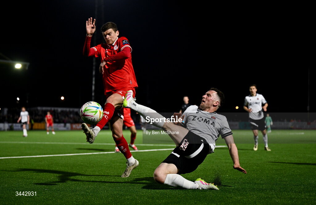 1 May 2026; Bobby Burns of Dundalk in action against Sean Gannon of Shelbourne during the SSE Airtricity Men's Premier Division match between Dundalk and Shelbourne at Oriel Park in Dundalk, Louth. Photo by Ben McShane/Sportsfile