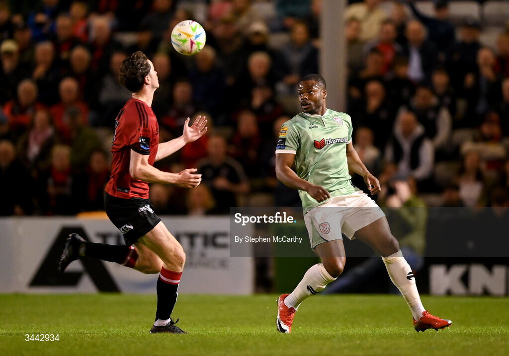 1 May 2026; Dipo Akinyemi of Derry City watches on as Patrick Hickey of Bohemians collects the ball during the SSE Airtricity Men's Premier Division match between Bohemians and Derry City at Dalymount Park in Dublin. Photo by Stephen McCarthy/Sportsfile