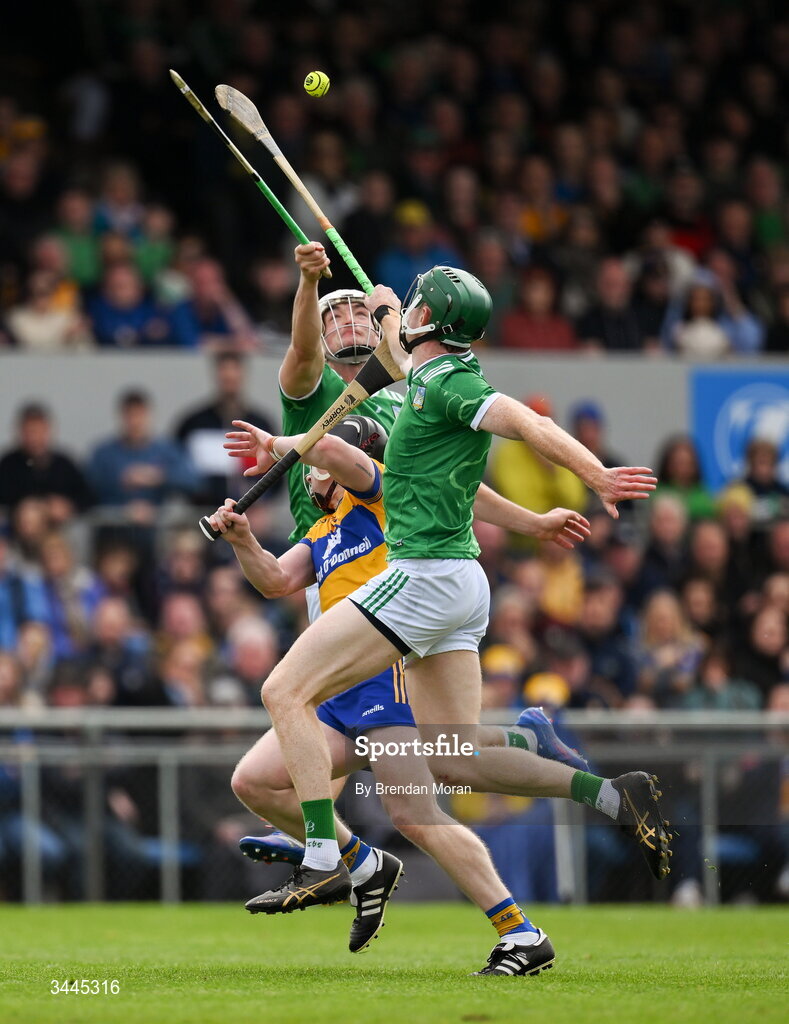 3 May 2026; Tony Kelly of Clare is crowded out by Kyle Hayes and William O'Donoghue of Limerick during the Munster GAA Senior Hurling Championship Round 3 match between Clare and Limerick at Zimmer Biomet Páirc Chíosóg in Ennis, Clare. Photo by Brendan Moran/Sportsfile