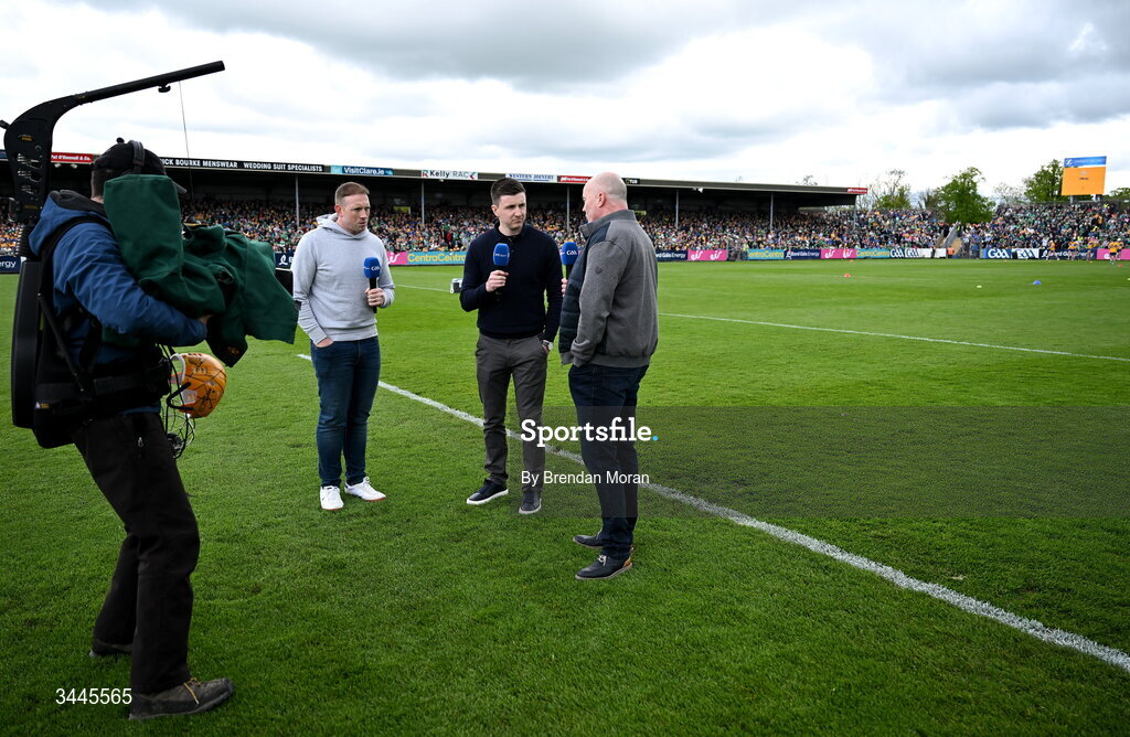 3 May 2026; RTÉ broadcaster Cathal Mullaney with former players Shane Dowlong of Limerick, left, and Anthony Daly of Clare before the Munster GAA Senior Hurling Championship Round 3 match between Clare and Limerick at Zimmer Biomet Páirc Chíosóg in Ennis, Clare. Photo by Brendan Moran/Sportsfile