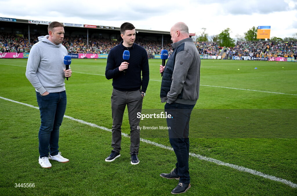 3 May 2026; RTÉ broadcaster Cathal Mullaney with former players Shane Dowlong of Limerick, left, and Anthony Daly of Clare before the Munster GAA Senior Hurling Championship Round 3 match between Clare and Limerick at Zimmer Biomet Páirc Chíosóg in Ennis, Clare. Photo by Brendan Moran/Sportsfile
