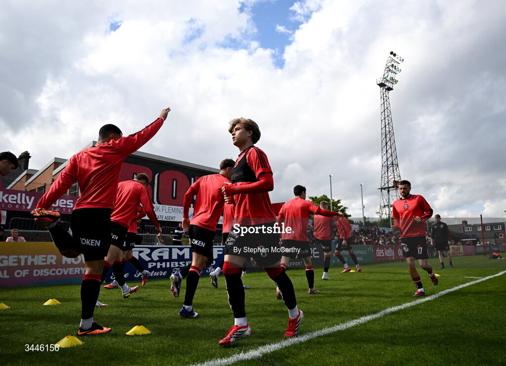 4 May 2026; Harry Vaughan of Bohemians and team-mates warms up before the SSE Airtricity Men's Premier Division match between Bohemians and Shelbourne at Dalymount Park in Dublin. Photo by Stephen McCarthy/Sportsfile