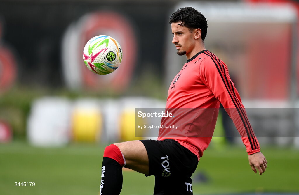 4 May 2026; Connor Parsons of Bohemians warms up before the SSE Airtricity Men's Premier Division match between Bohemians and Shelbourne at Dalymount Park in Dublin. Photo by Stephen McCarthy/Sportsfile