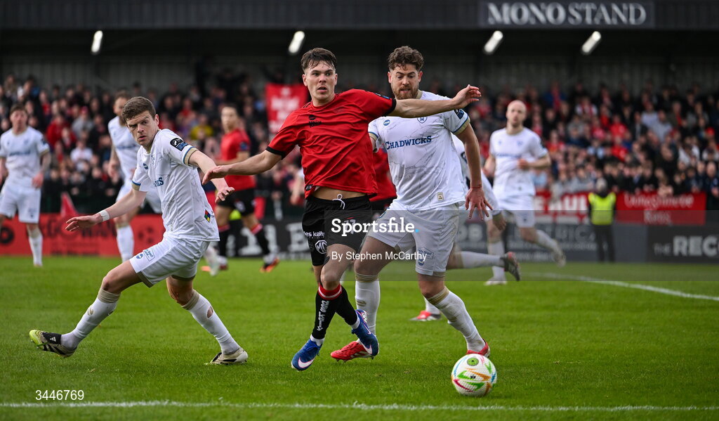 4 May 2026; Dayle Rooney of Bohemians in action against Sean Gannon, left, and Sam Bone of Shelbourne during the SSE Airtricity Men's Premier Division match between Bohemians and Shelbourne at Dalymount Park in Dublin. Photo by Stephen McCarthy/Sportsfile