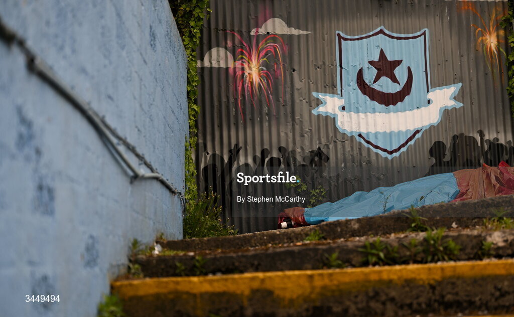 8 May 2026; A Drogheda United crest inside the ground before the SSE Airtricity Men’s Premier Division match between Drogheda United and Derry City at Sullivan & Lambe Park in Drogheda, Louth. Photo by Stephen McCarthy/Sportsfile