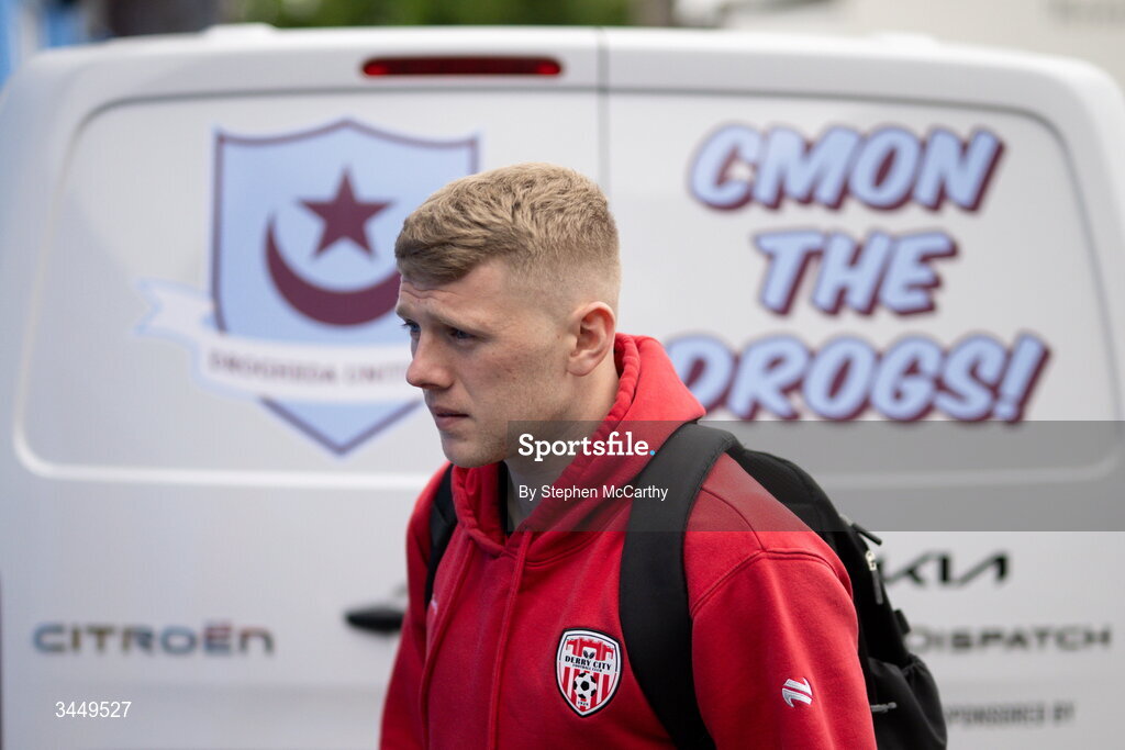 8 May 2026; Josh Thomas of Derry City arrives for the SSE Airtricity Men’s Premier Division match between Drogheda United and Derry City at Sullivan & Lambe Park in Drogheda, Louth. Photo by Stephen McCarthy/Sportsfile