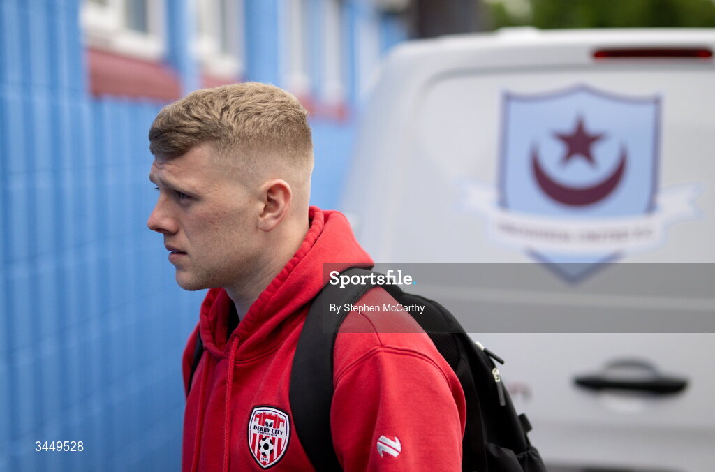 8 May 2026; Josh Thomas of Derry City arrives for the SSE Airtricity Men’s Premier Division match between Drogheda United and Derry City at Sullivan & Lambe Park in Drogheda, Louth. Photo by Stephen McCarthy/Sportsfile