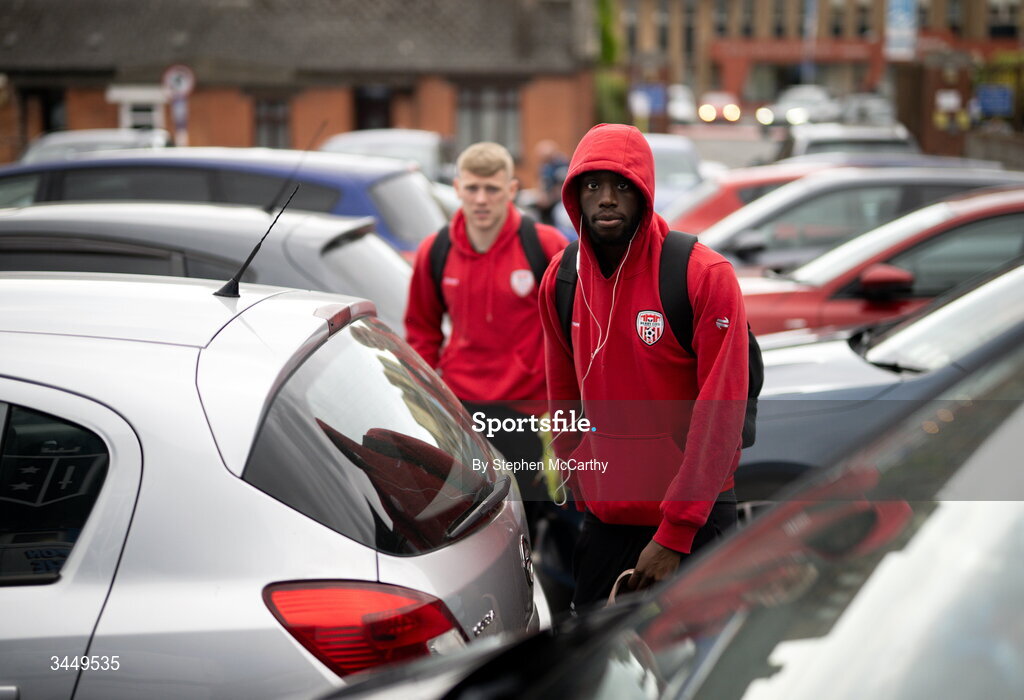 8 May 2026; James Olayinka of Derry City arrives for the SSE Airtricity Men’s Premier Division match between Drogheda United and Derry City at Sullivan & Lambe Park in Drogheda, Louth. Photo by Stephen McCarthy/Sportsfile