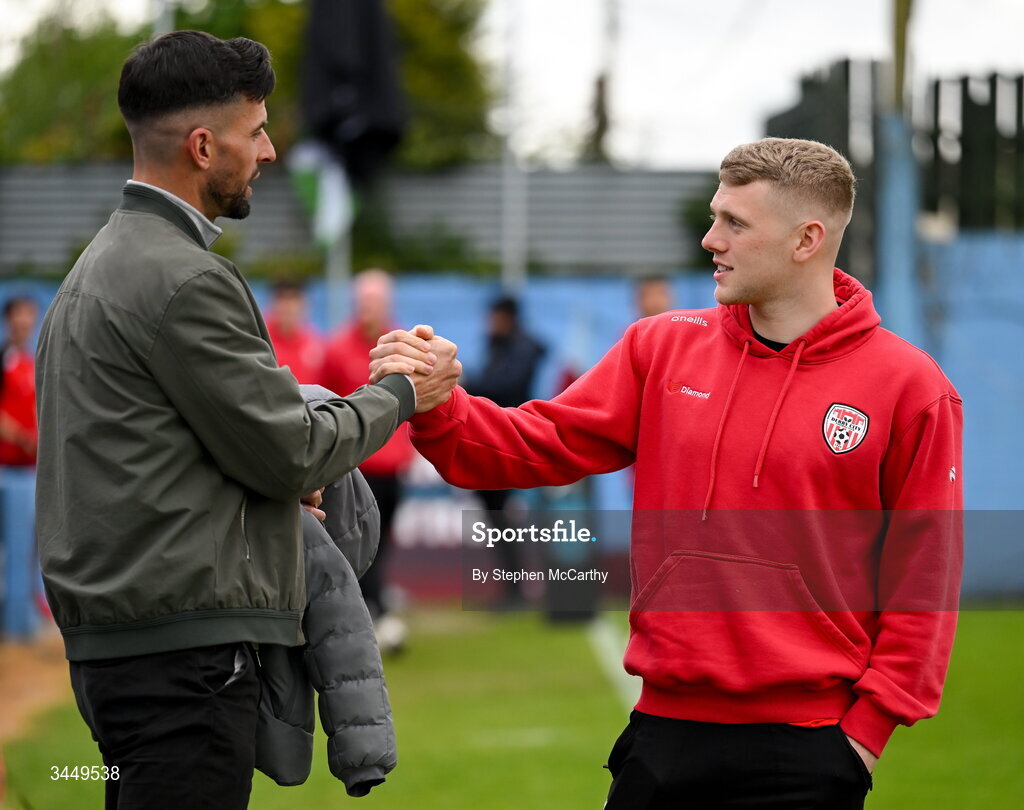 8 May 2026; Josh Thomas of Derry City, right, and former Drogheda United player Adam Foley before the SSE Airtricity Men’s Premier Division match between Drogheda United and Derry City at Sullivan & Lambe Park in Drogheda, Louth. Photo by Stephen McCarthy/Sportsfile