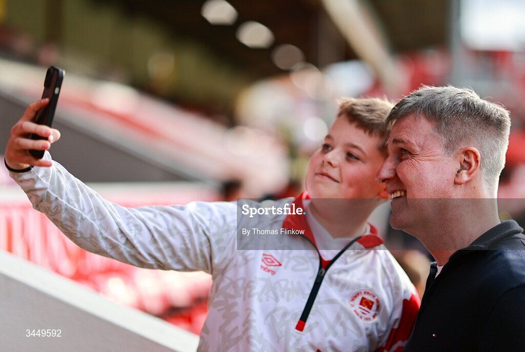 8 May 2026; St Patrick's Athletic manager Stephen Kenny has his photo taken with a young St Patrick's Athletic supporter before the SSE Airtricity Men’s Premier Division match between St Patrick's Athletic and Waterford at Richmond Park in Dublin. Photo by Thomas Flinkow/Sportsfile