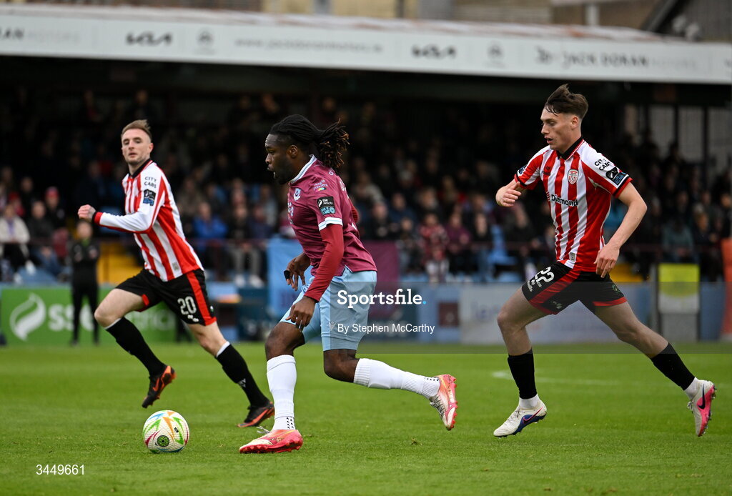 8 May 2026; Thomas Oluwa of Drogheda United in action against Conor Barr of Derry City during the SSE Airtricity Men’s Premier Division match between Drogheda United and Derry City at Sullivan & Lambe Park in Drogheda, Louth. Photo by Stephen McCarthy/Sportsfile