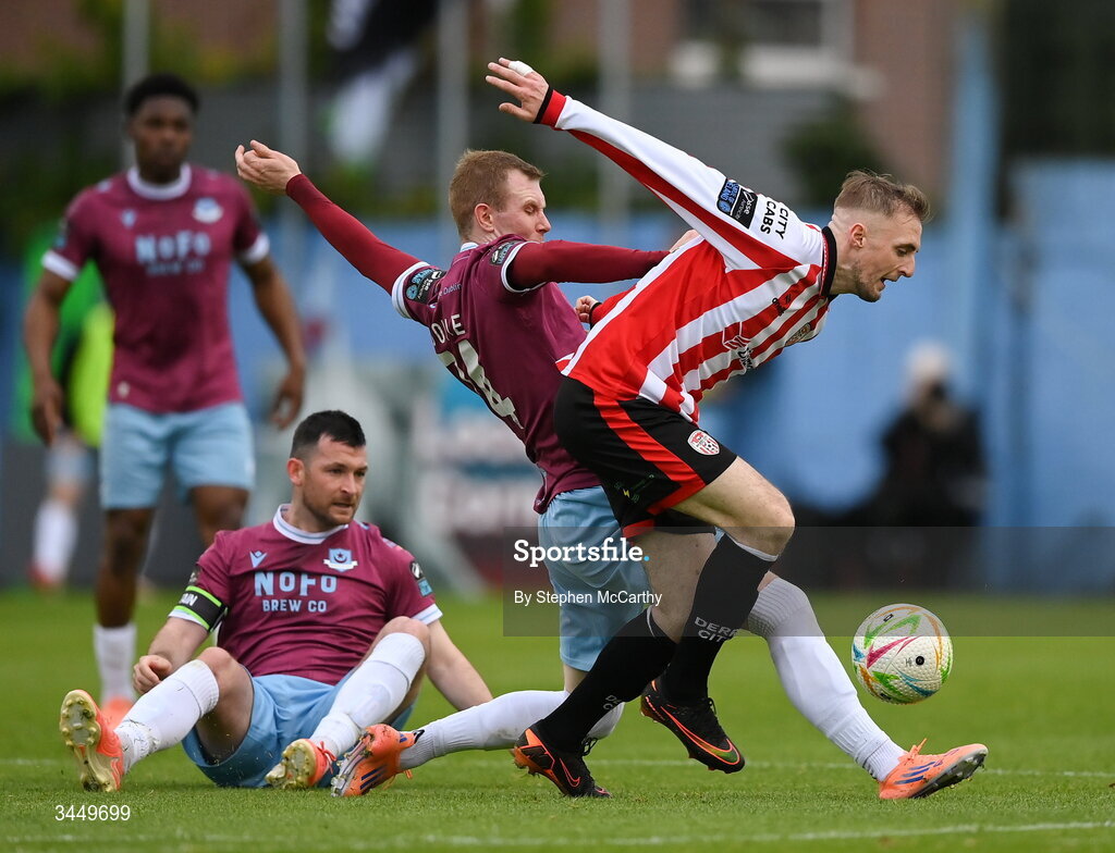 8 May 2026; Carl Winchester of Derry City is tackled by Mark Doyle of Drogheda United during the SSE Airtricity Men’s Premier Division match between Drogheda United and Derry City at Sullivan & Lambe Park in Drogheda, Louth. Photo by Stephen McCarthy/Sportsfile
