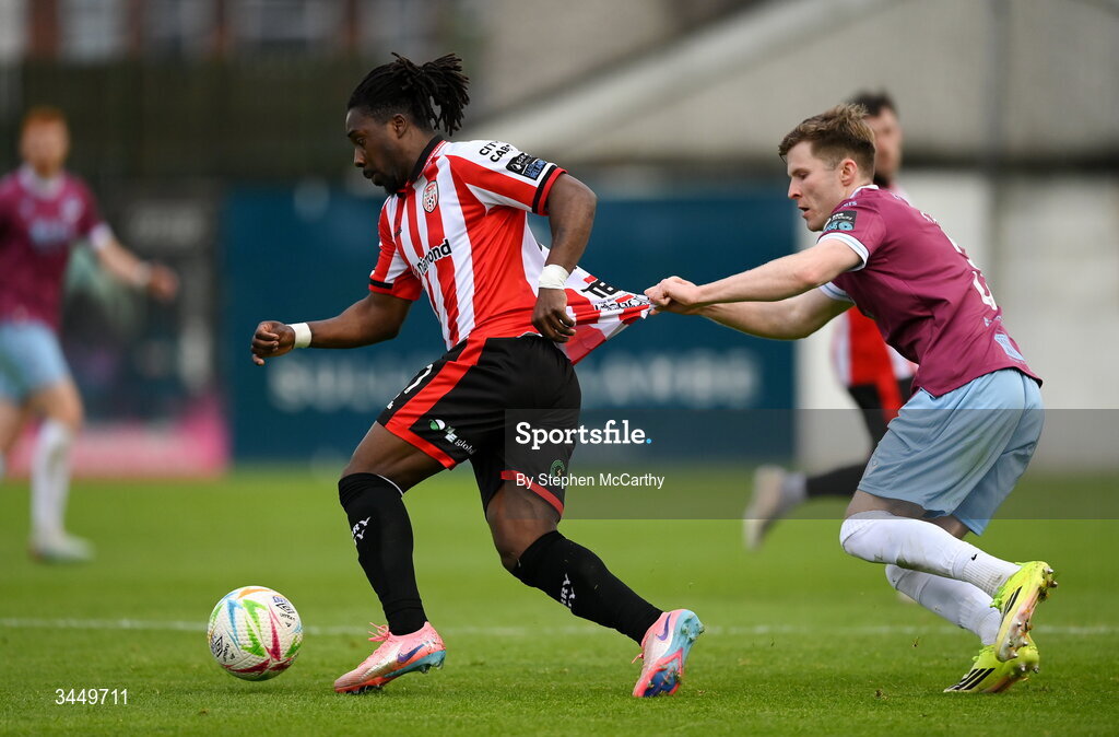 8 May 2026; Kevin dos Santos of Derry City in action against Conor Kane of Drogheda United during the SSE Airtricity Men’s Premier Division match between Drogheda United and Derry City at Sullivan & Lambe Park in Drogheda, Louth. Photo by Stephen McCarthy/Sportsfile
