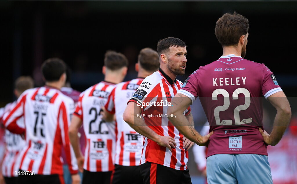 8 May 2026; Patrick McClean of Derry City looks towards Conor Keeley of Drogheda United during the SSE Airtricity Men’s Premier Division match between Drogheda United and Derry City at Sullivan & Lambe Park in Drogheda, Louth. Photo by Stephen McCarthy/Sportsfile