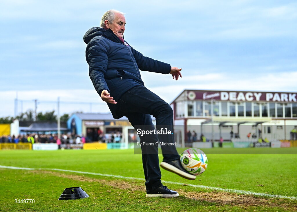 8 May 2026; Galway United manager John Caulfield kicks a ball to his goalkeeper Evan Watts for a goal kick during the SSE Airtricity Men’s Premier Division match between Galway United and Shamrock Rovers at Eamonn Deacy Park in Galway. Photo by Piaras Ó Mídheach/Sportsfile