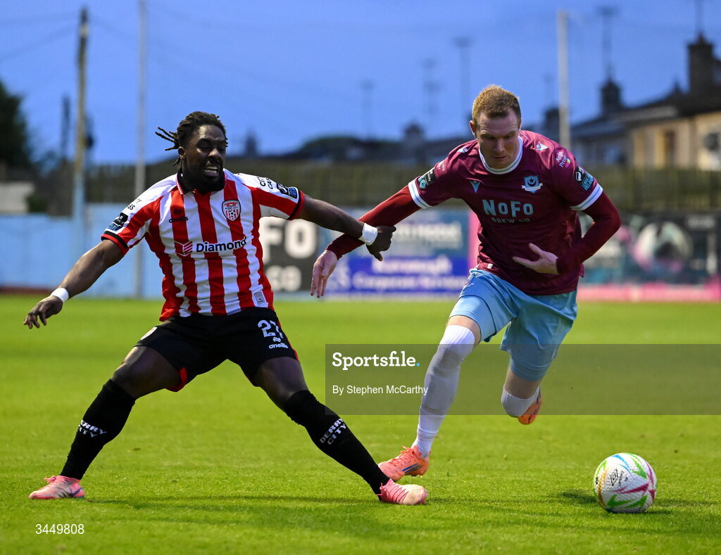 8 May 2026; Mark Doyle of Drogheda United in action against Kevin dos Santos of Derry City during the SSE Airtricity Men’s Premier Division match between Drogheda United and Derry City at Sullivan & Lambe Park in Drogheda, Louth. Photo by Stephen McCarthy/Sportsfile