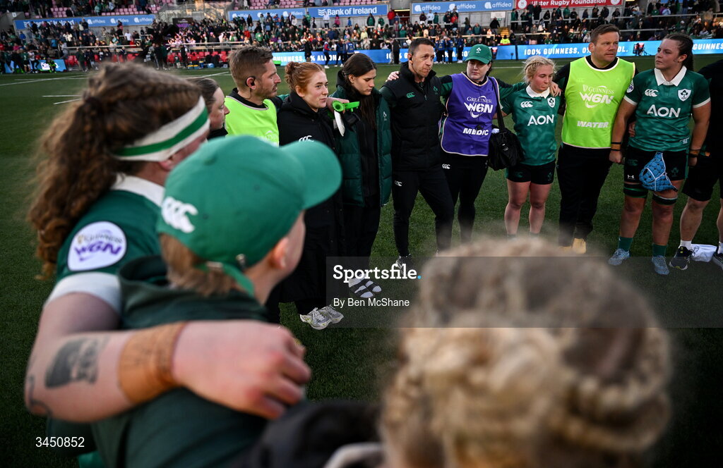 9 May 2026; Ireland head coach Scott Bemand speaks to his players after the Women's 6 Nations Rugby Championship match between Ireland and Wales at Affidea Stadium in Belfast. Photo by Ben McShane/Sportsfile