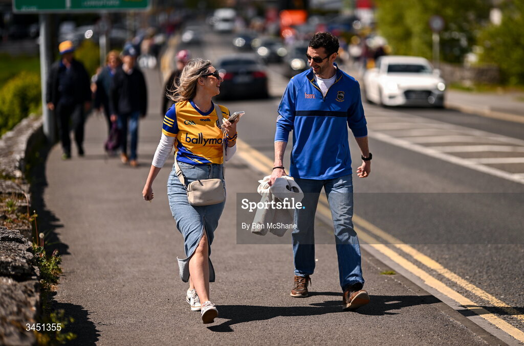 10 May 2026; Supporters arrive down the Athlone Road before the Connacht GAA Football Senior Championship final match between Roscommon and Galway at King & Moffatt Dr Hyde Park in Roscommon. Photo by Ben McShane/Sportsfile