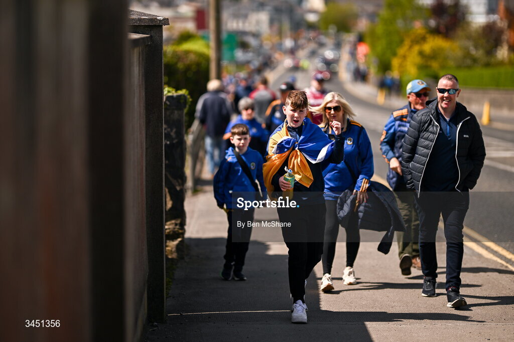 10 May 2026; Supporters arrive down the Athlone Road before the Connacht GAA Football Senior Championship final match between Roscommon and Galway at King & Moffatt Dr Hyde Park in Roscommon. Photo by Ben McShane/Sportsfile