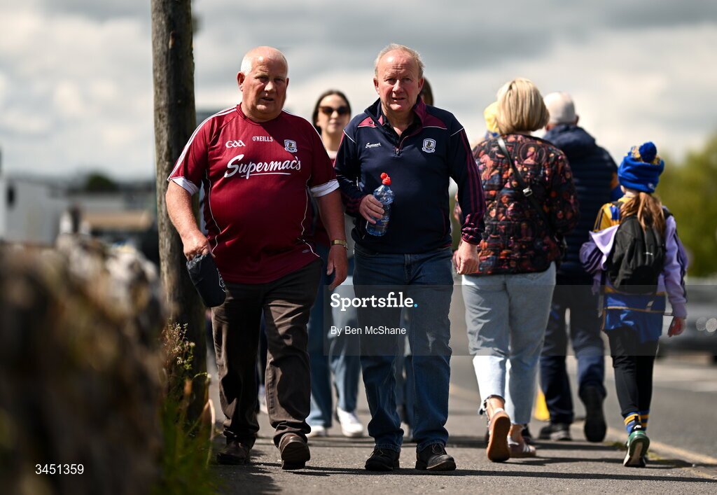 10 May 2026; Supporters arrive down the Athlone Road before the Connacht GAA Football Senior Championship final match between Roscommon and Galway at King & Moffatt Dr Hyde Park in Roscommon. Photo by Ben McShane/Sportsfile