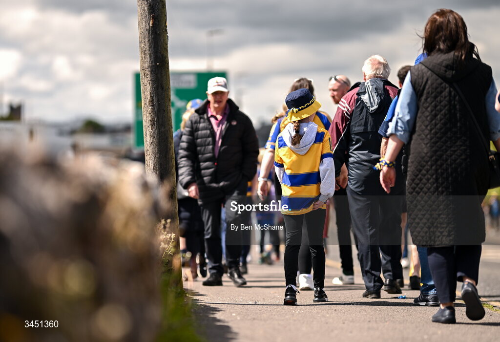10 May 2026; Supporters arrive down the Athlone Road before the Connacht GAA Football Senior Championship final match between Roscommon and Galway at King & Moffatt Dr Hyde Park in Roscommon. Photo by Ben McShane/Sportsfile