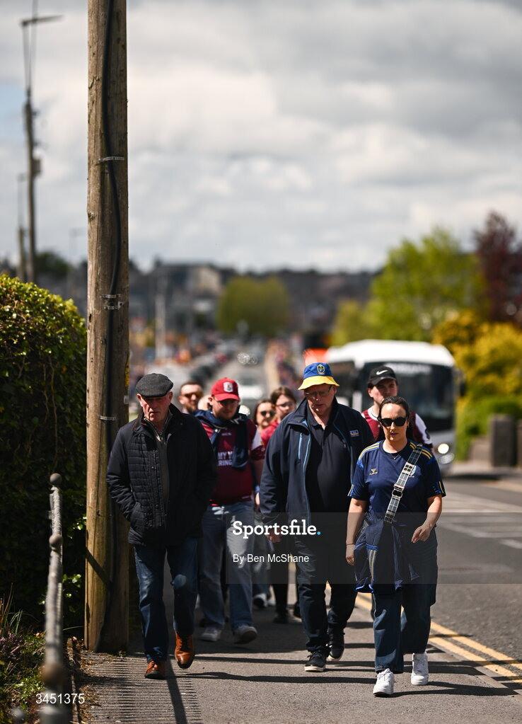 10 May 2026; Supporters arrive down the Athlone Road before the Connacht GAA Football Senior Championship final match between Roscommon and Galway at King & Moffatt Dr Hyde Park in Roscommon. Photo by Ben McShane/Sportsfile