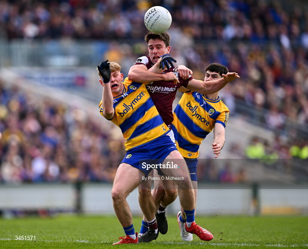 10 May 2026; Seán Kelly of Galway in action against Robert Heneghan, left, and Senan Lambe of Roscommon during the Connacht GAA Football Senior Championship final match between Roscommon and Galway at King & Moffatt Dr Hyde Park in Roscommon. Photo by Piaras Ó Mídheach/Sportsfile