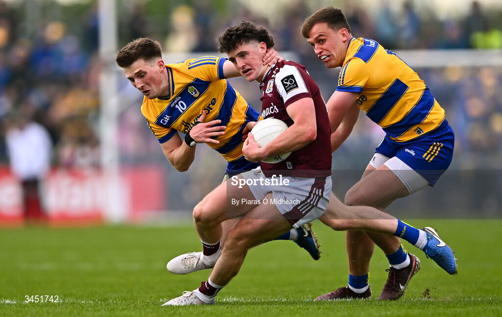 10 May 2026; Kieran Molloy of Galway in action against Dylan Ruane, left, and Enda Smith of Roscommon during the Connacht GAA Football Senior Championship final match between Roscommon and Galway at King & Moffatt Dr Hyde Park in Roscommon. Photo by Piaras Ó Mídheach/Sportsfile