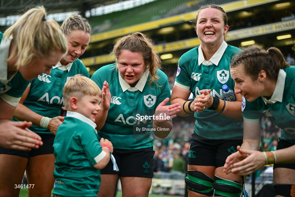 17 May 2026; Ellena Perry of Ireland, centre, and her son Bert, lead the post match chant after their side's victory in the Women's 6 Nations Rugby Championship match between Ireland and Scotland at the Aviva Stadium in Dublin. Photo by Shauna Clinton/Sportsfile