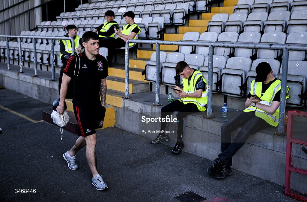 25 May 2026; Dawson Devoy of Bohemians arrives, as two stewards look at their smartphones, before the SSE Airtricity Men’s Premier Division match between Bohemians and Shamrock Rovers at Dalymount Park in Dublin. Photo by Ben McShane/Sportsfile