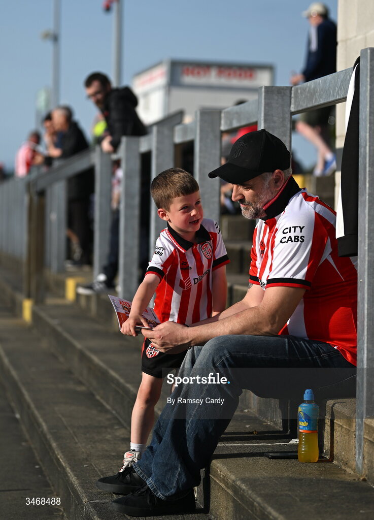 25 May 2026; Derry City supporters Will Nash, and his son Noah, age 6, before the SSE Airtricity Men’s Premier Division match between Derry City and Shelbourne at Find Insurance Celtic Park in Derry. Photo by Ramsey Cardy/Sportsfile