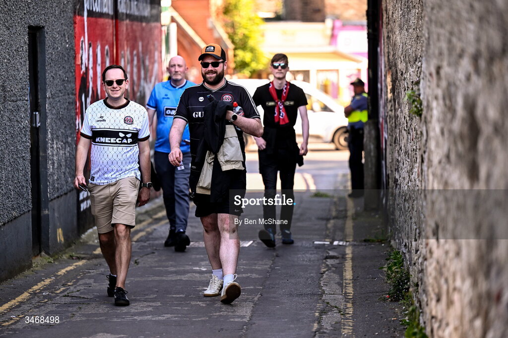 25 May 2026; Bohemians supporters arrive before the SSE Airtricity Men’s Premier Division match between Bohemians and Shamrock Rovers at Dalymount Park in Dublin. Photo by Ben McShane/Sportsfile