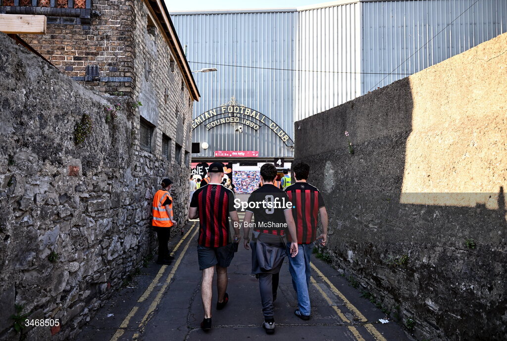 25 May 2026; Bohemians supporters arrive before the SSE Airtricity Men’s Premier Division match between Bohemians and Shamrock Rovers at Dalymount Park in Dublin. Photo by Ben McShane/Sportsfile