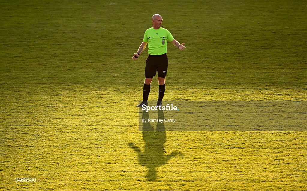 25 May 2026; Referee Marc Lynch during the SSE Airtricity Men’s Premier Division match between Derry City and Shelbourne at Find Insurance Celtic Park in Derry. Photo by Ramsey Cardy/Sportsfile