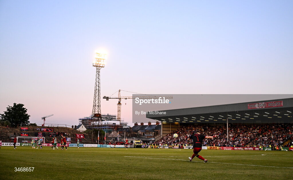 25 May 2026; Bohemians goalkeeper Kacper Chorazka takes a goal kick during the SSE Airtricity Men’s Premier Division match between Bohemians and Shamrock Rovers at Dalymount Park in Dublin. Photo by Ben McShane/Sportsfile