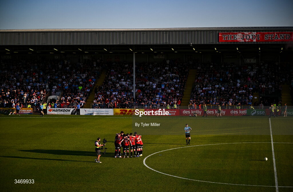 25 May 2026; Bohemians players huddle before the SSE Airtricity Men’s Premier Division match between Bohemians and Shamrock Rovers at Dalymount Park in Dublin. Photo by Tyler Miller/Sportsfile