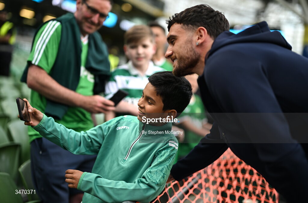 28 May 2026; Republic of Ireland's Troy Parrott with supporters before the international friendly match between Republic of Ireland and Qatar at the Aviva Stadium in Dublin. Photo by Stephen McCarthy/Sportsfile