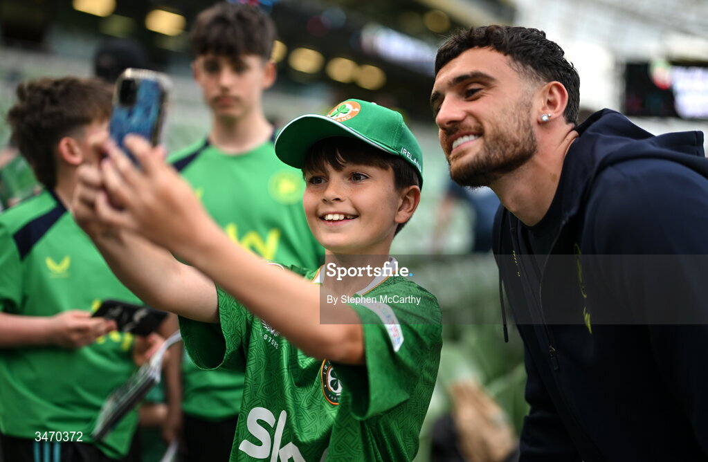 28 May 2026; Republic of Ireland's Troy Parrott with supporters before the international friendly match between Republic of Ireland and Qatar at the Aviva Stadium in Dublin. Photo by Stephen McCarthy/Sportsfile