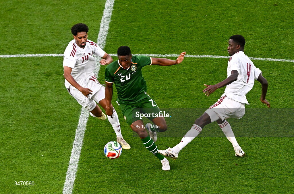 28 May 2026; Chiedozie Ogbene of Republic of Ireland in action against Qatar players Hommam Elamin, left, and Issa Laye during the international friendly match between Republic of Ireland and Qatar at the Aviva Stadium in Dublin. Photo by Tyler Miller/Sportsfile